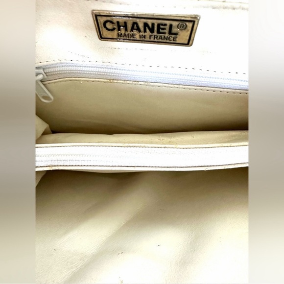 Designer White Quilted Leather Bag with Tassel & Gold Chain and Logo - Picture 5 of 8